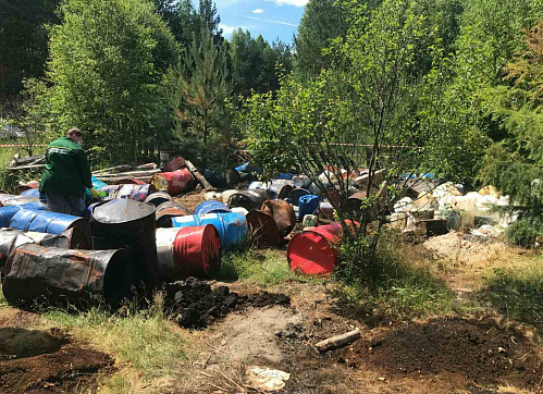Администрацию Володарского района обязали убрать несанкционированную свалку опасных отходов