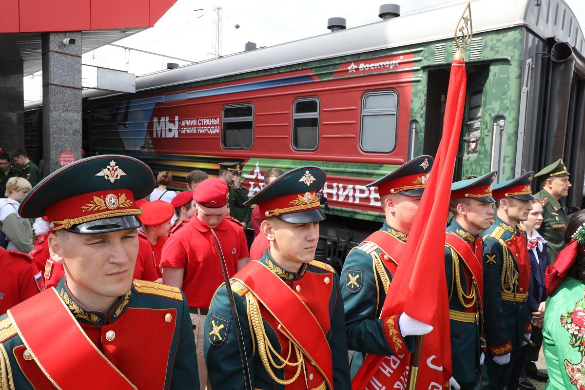 Агитпоезд «Мы — армия страны. Мы армия народа» сделал стоянку в Нижнем Новгороде: смотрим фото с передвижной выставки