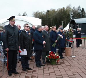 Сотрудники «Автобана» возложили цветы к памятнику воинам-дорожникам