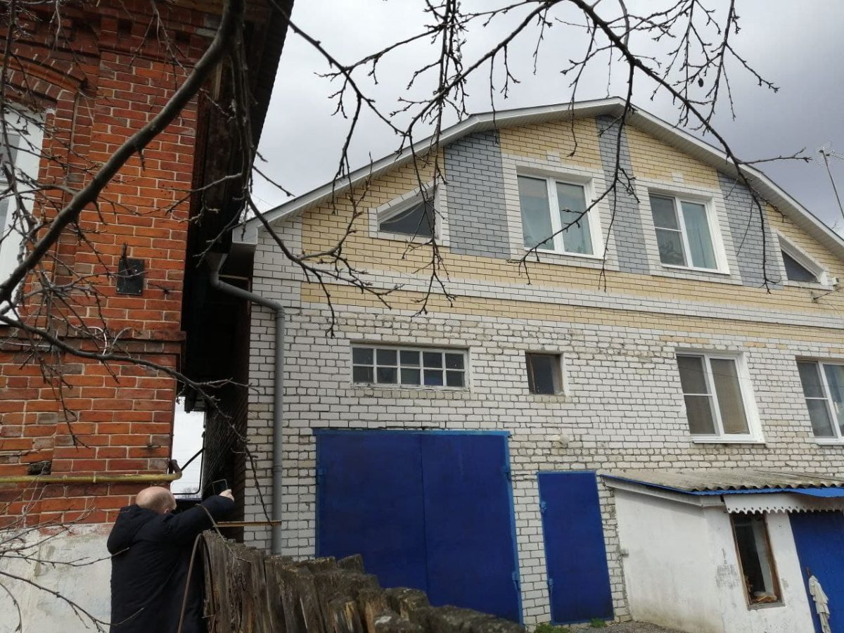 Администрация Богородска дала месяц на реконструкцию водостока, затопляющего дом отца-одиночки с сыном-инвалидом
