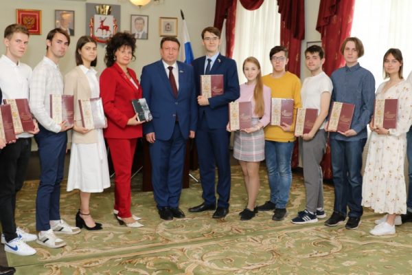 Олег Лавричев провел экскурсию по городской Думе для студентов НГЛУ им. Н.А. Добролюбова