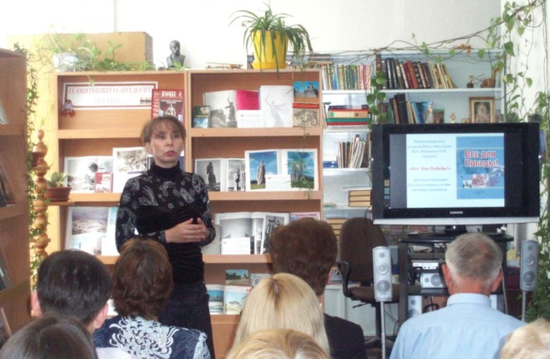 Анна Горева проводит презентацию книги «Все для Победы!» в библиотеке ННГАСУ.