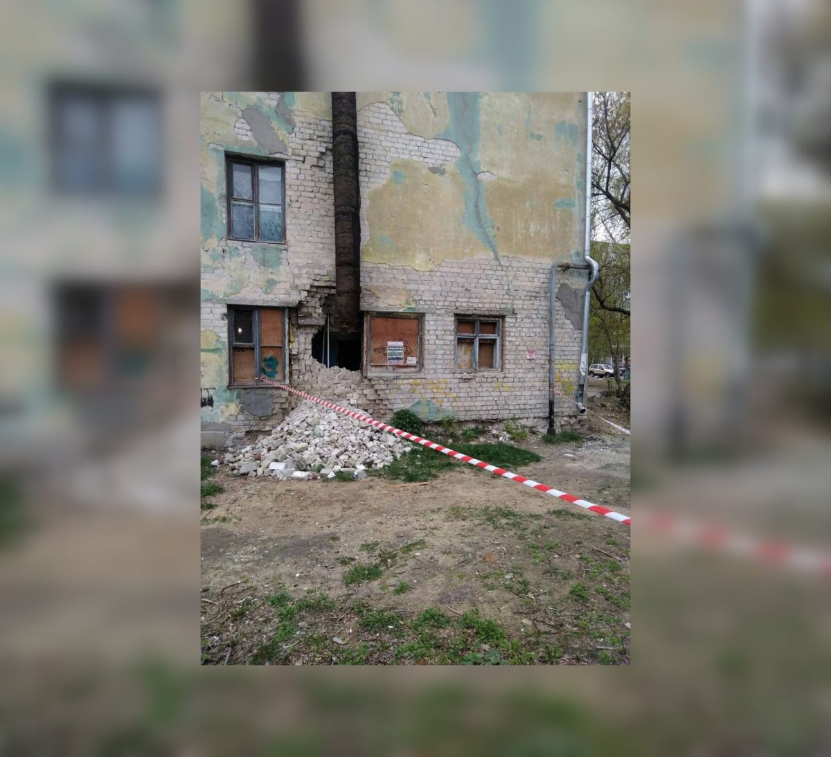Огромная дыра образовалась в стене общежития в Дзержинске
