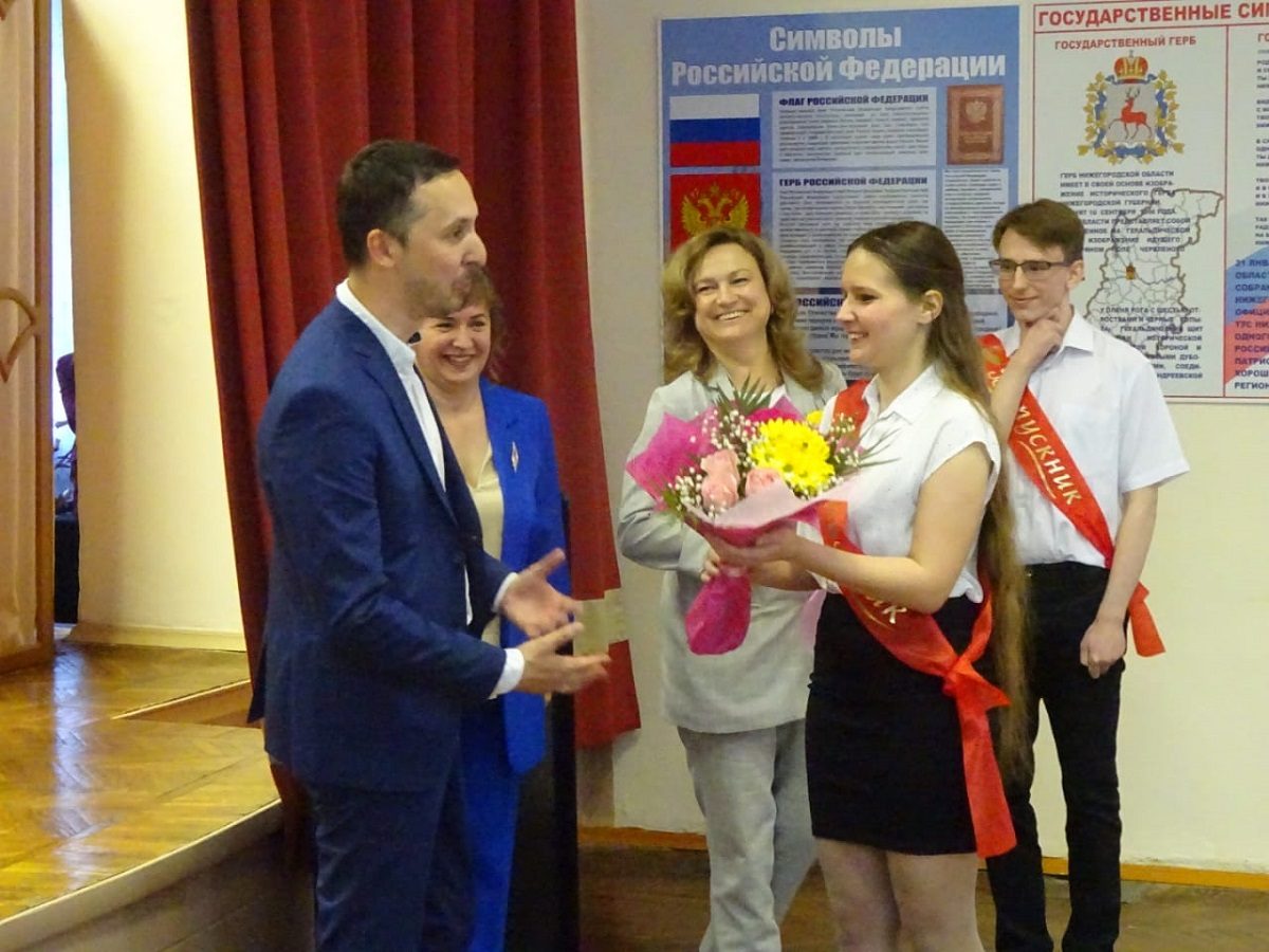 Давид Мелик-Гусейнов поздравил выпускников школы-интерната для слепых и слабовидящих детей с окончанием учебного года