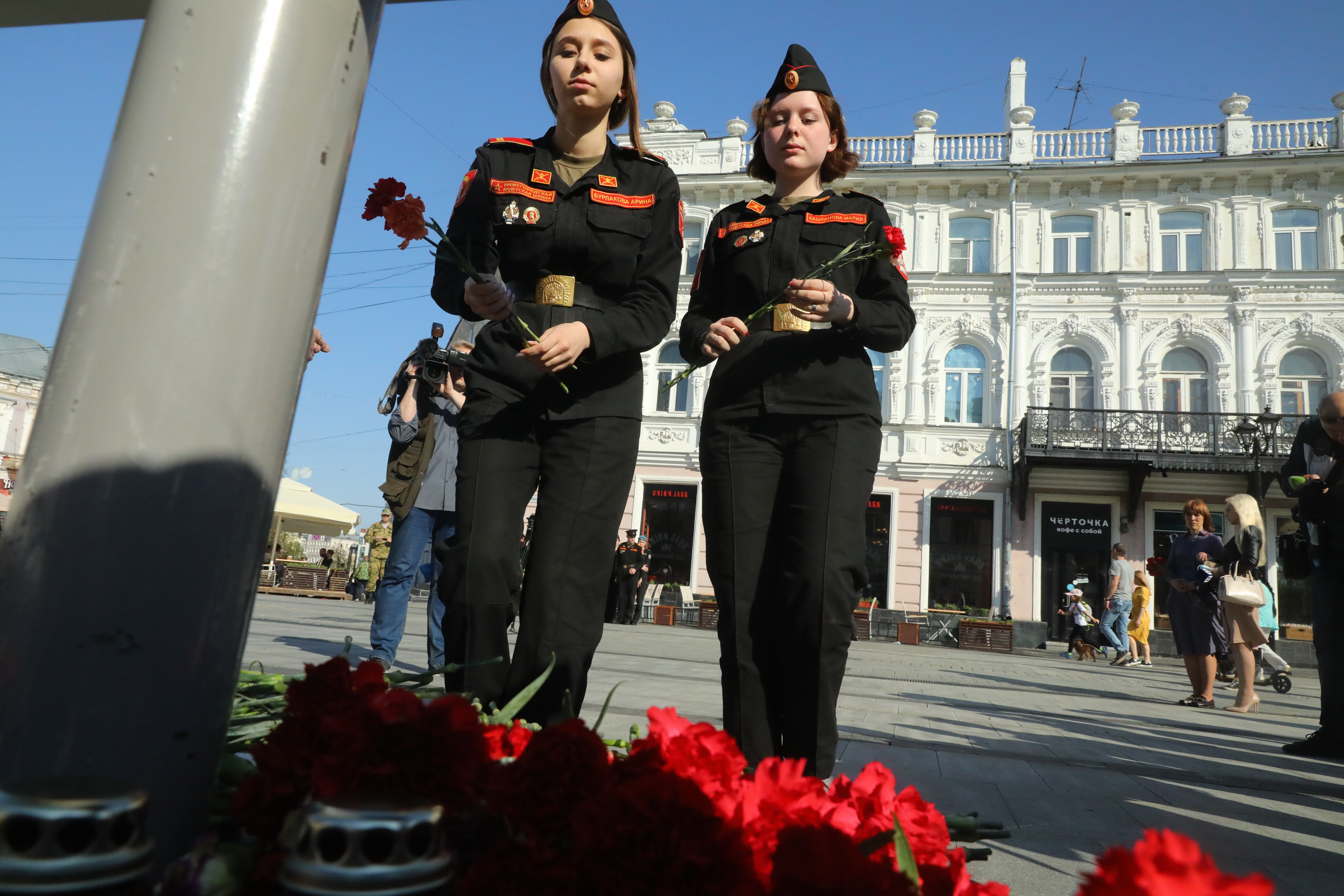 11 mai. 11 Мая 2021 Казань. Возложение цветов Нижний Новгород. Девушка на театральной площади.