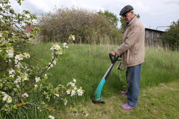 Самая популярная поза для работы на огороде оказалась опасной для здоровья