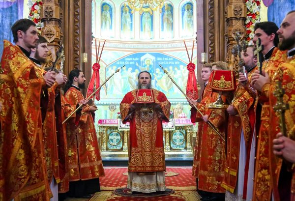 Богослужения в честь Пасхи прошли в кафедральном соборе Александра Невского в Нижнем Новгороде
