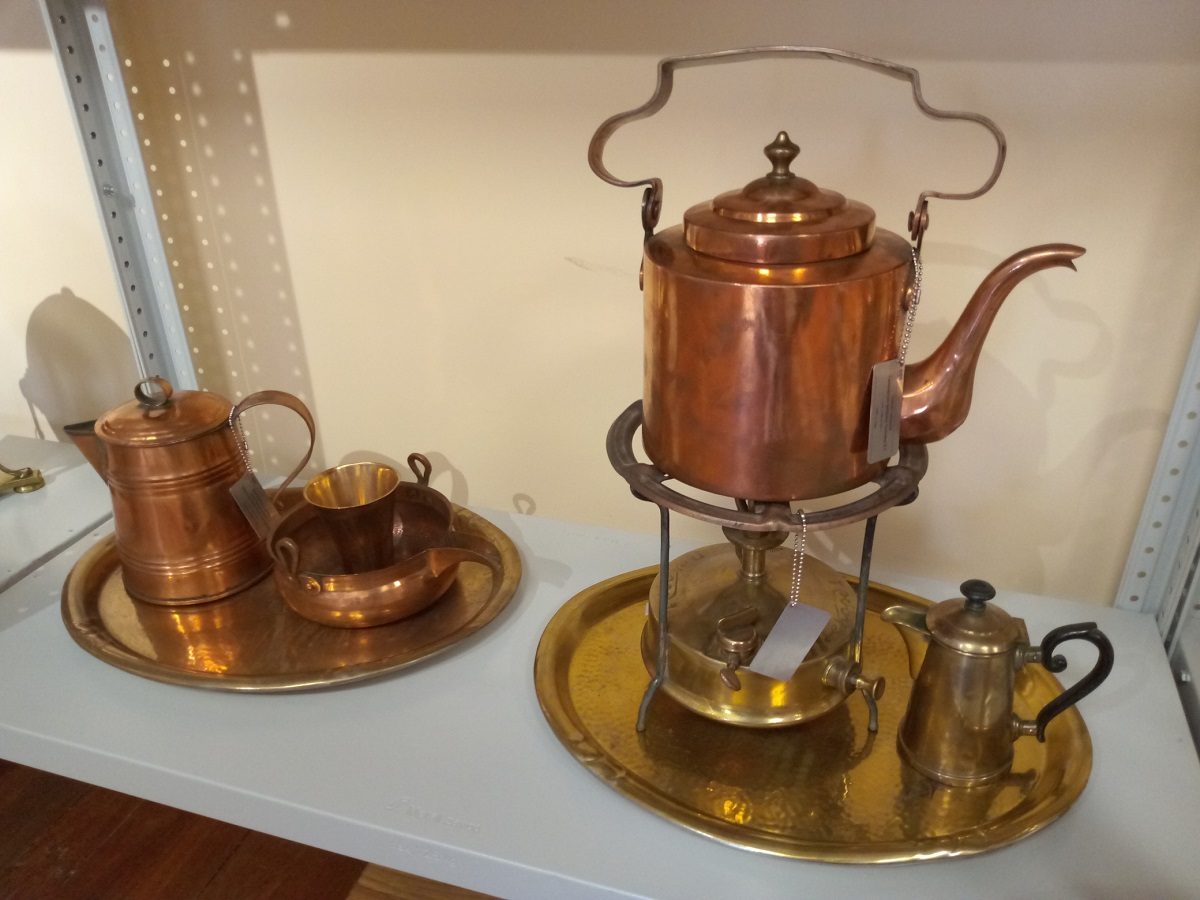 В коллекции около 100 самоваров и других чайных предметов, сделанных в разных странах мира.