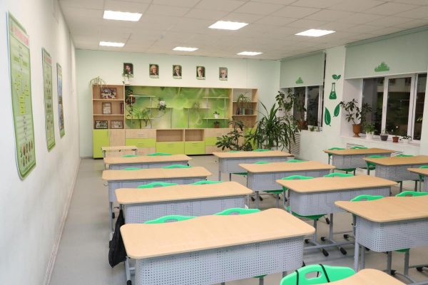 Учительница скончалась за столом в школе в Первомайском районе