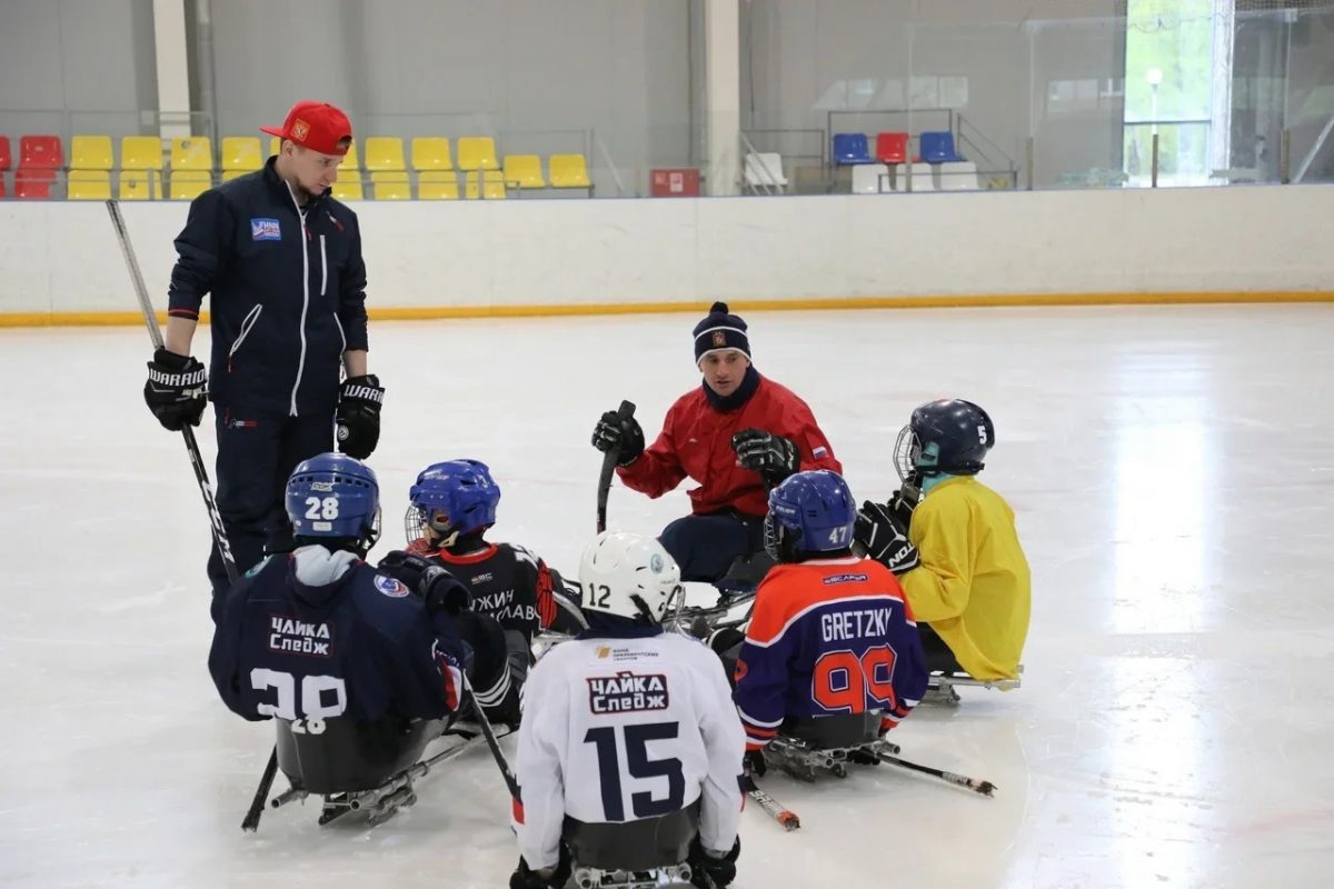 Следжикам даёт надежду лёд: детей с ограниченными возможностями учат играть в хоккей
