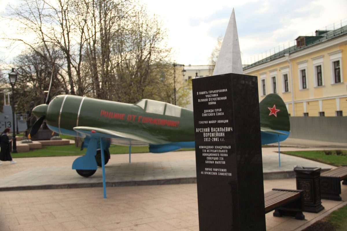 К празднованию Дня Победы отреставрированный памятник двум летчикам-героям вновь установлен в Нижегородском кремле