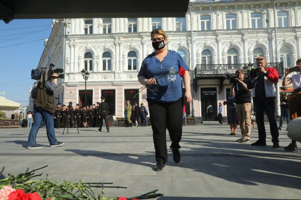 Нижегородцы несут цветы к мемориалу жертвам стрельбы в школе в Казани