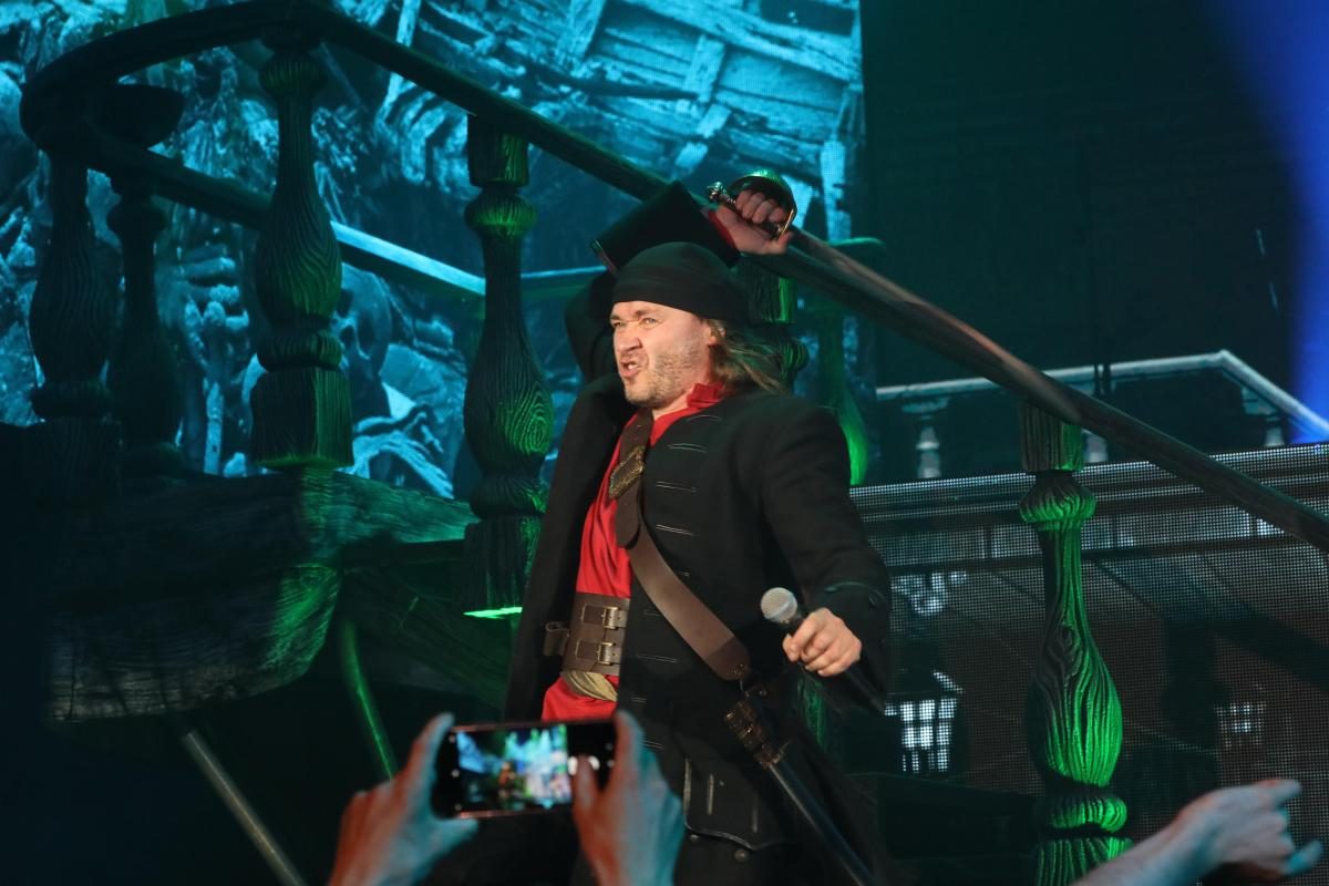 Вокалиста Михаила Житнякова в образе пирата зрители встретили восторженными криками