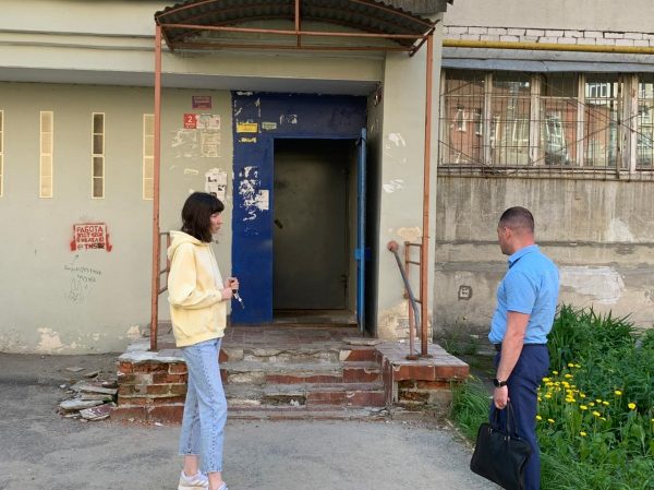 Двухлетняя девочка упала на ржавую арматуру, оступившись на разбитом крыльце дома на улице Воровского