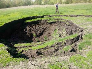 Крупный обвал грунта на поле образовался в Лукояновском районе