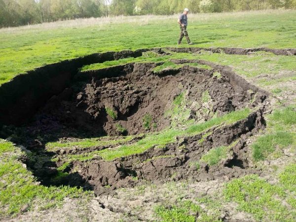 >Крупный обвал грунта на поле образовался в Лукояновском районе