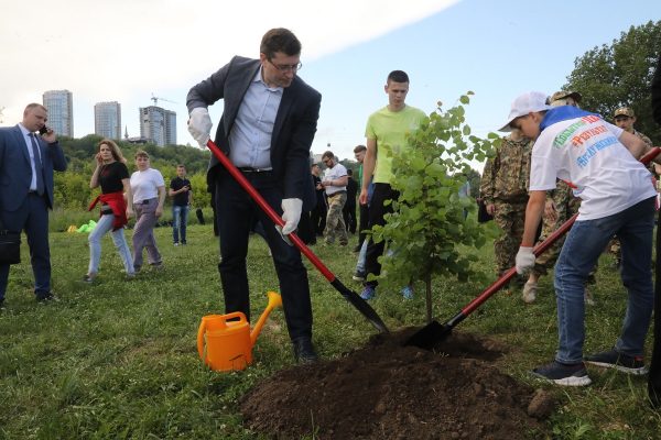 Глеб Никитин принял участие в высадке деревьев в Печерском парке