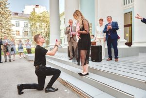 Студентке ПИМУ сделали предложение руки и сердца на церемонии вручения дипломов