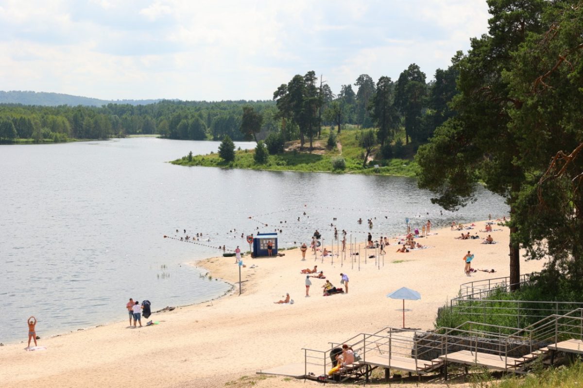 Городской пляж в Дзержинске на озере Святом стал самым популярным местом отдыха
