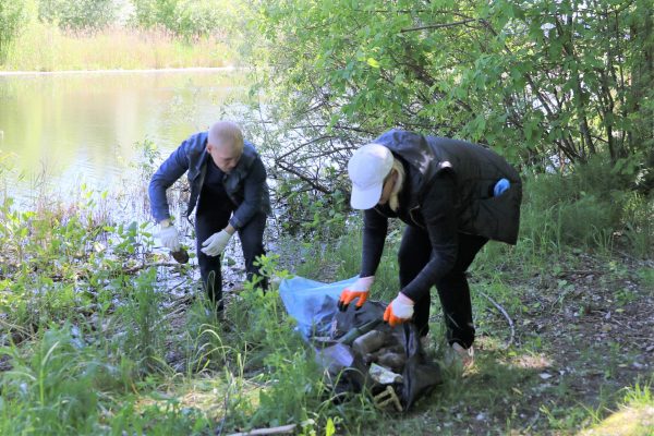 Депутаты Думы помогли очистить берега Левинки от мусора