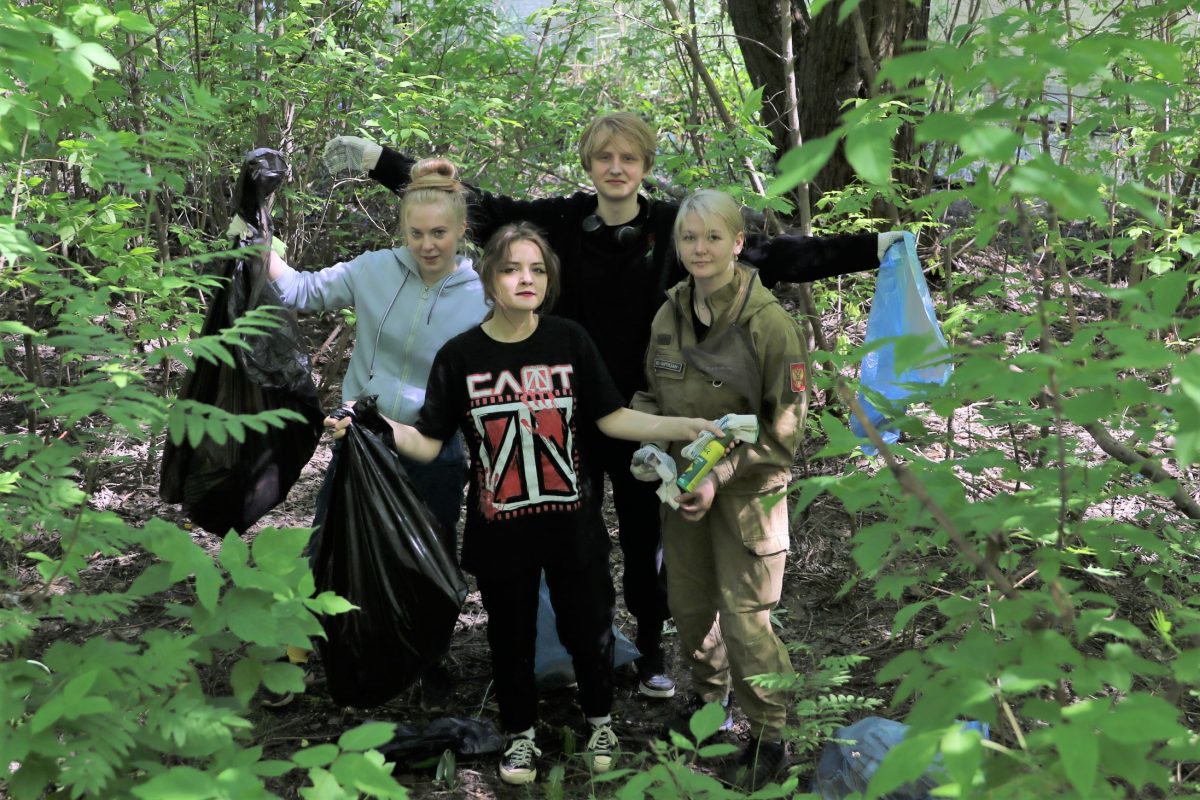 Ученики школ постоянно участвую в очистке берегов реки от мусора