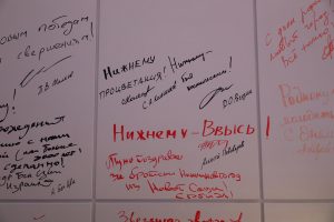 Гости ПМЭФ-2021 оставили поздравления к&nbsp;800-летию Нижнего Новгорода на&nbsp;стенде региона