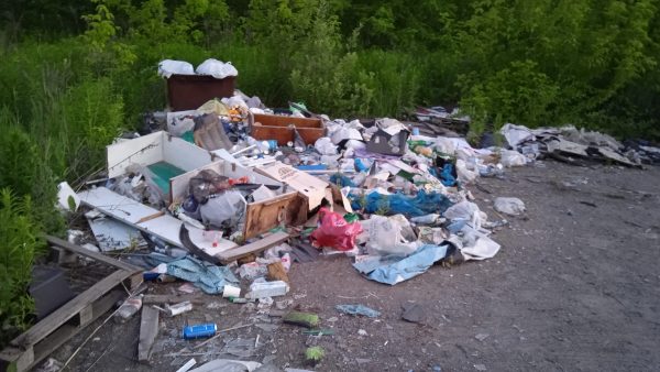 «Отдых с душком»: на Щелоковском хуторе не успевают убирать мусор за всеми посетителями