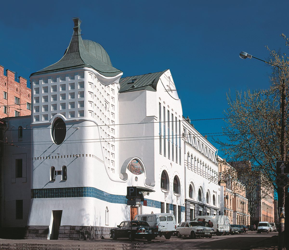 Современное административное здание напомнит другую достопримечательность Нижнего - бывший Крестьянский поземельный банк, построенный в 1916 году и ставший потом Дворцом детского творчества.