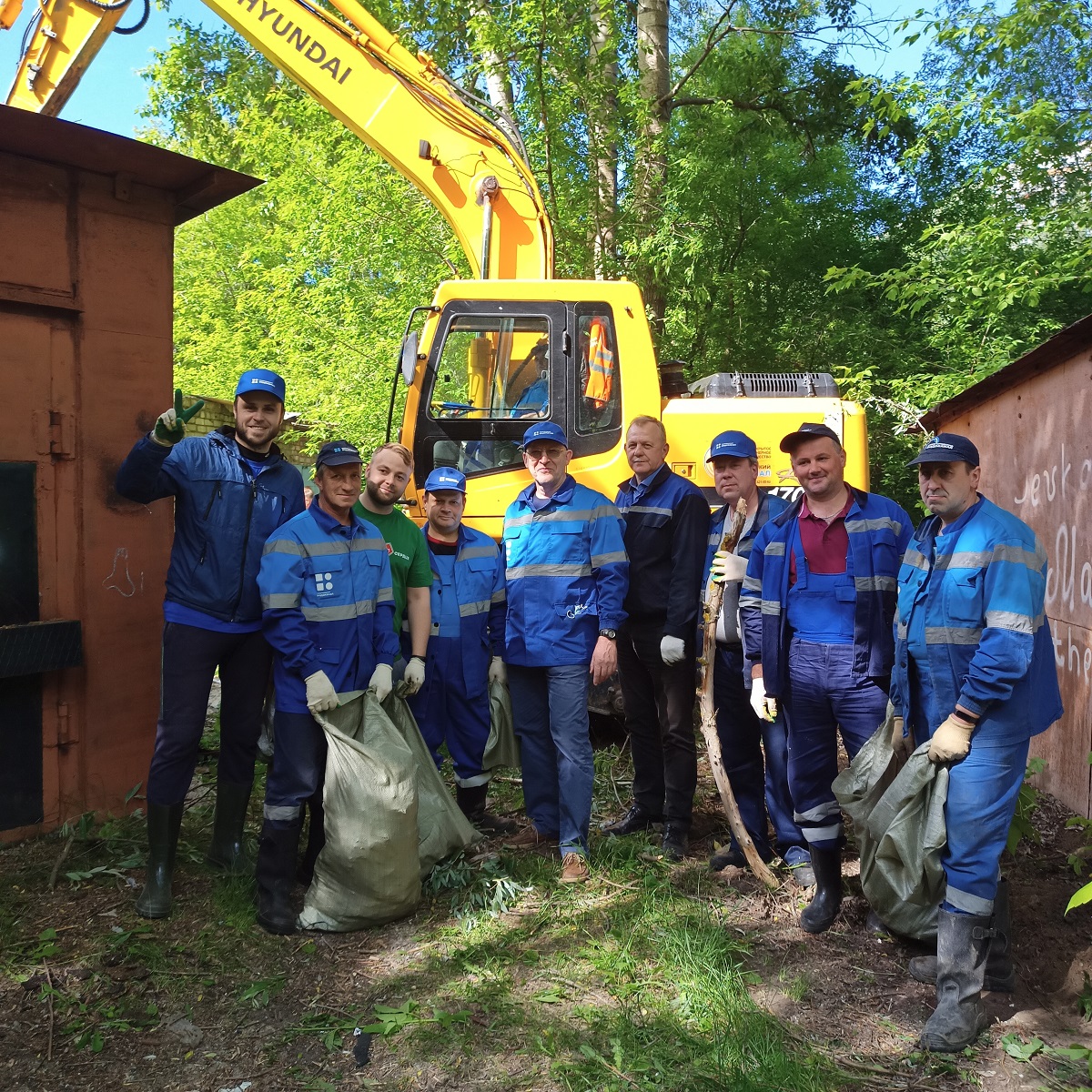 В субботнике участвовали сотрудники Нижегородского водоканала, активисты проекта "Чистая страна"и представителями администрации