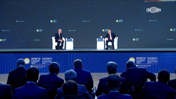 Льготная ипотека и вакцинация для иностранцев: о чем Владимир Путин рассказал на пленарном заседании ПМЭФ-2021