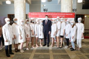 Глеб Никитин поздравил медиков с&nbsp;профессиональным праздником и&nbsp;вручил награды