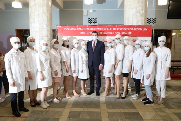 Глеб Никитин поздравил медиков с&nbsp;профессиональным праздником и&nbsp;вручил награды