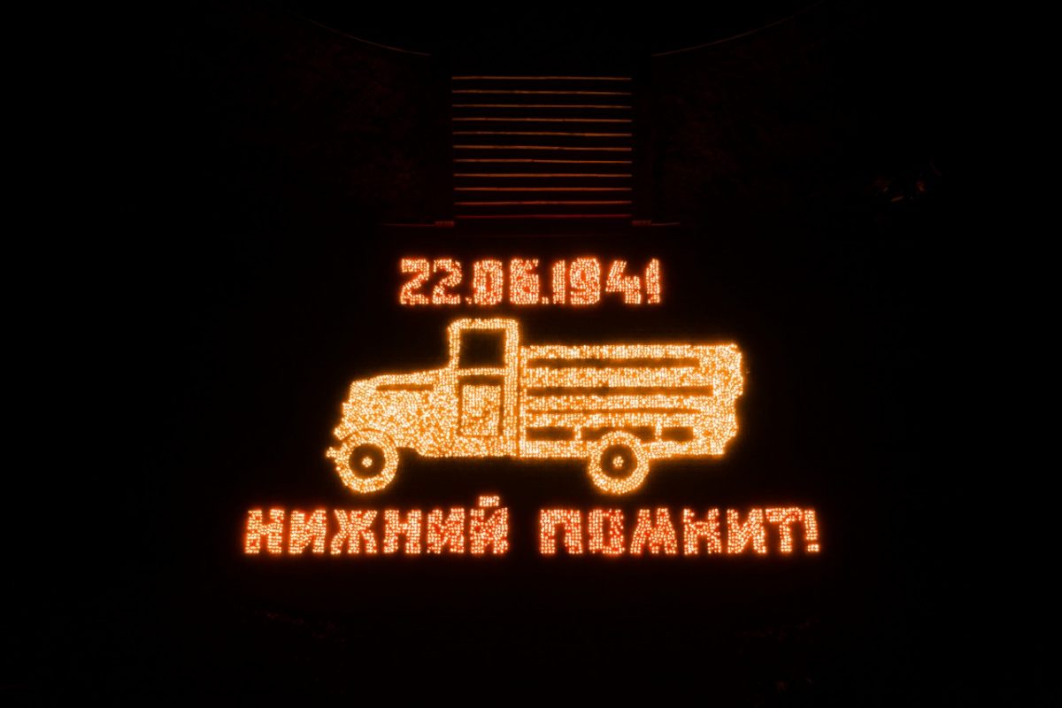 В Нижнем Новгороде создали легендарную «полуторку» из тысяч свечей