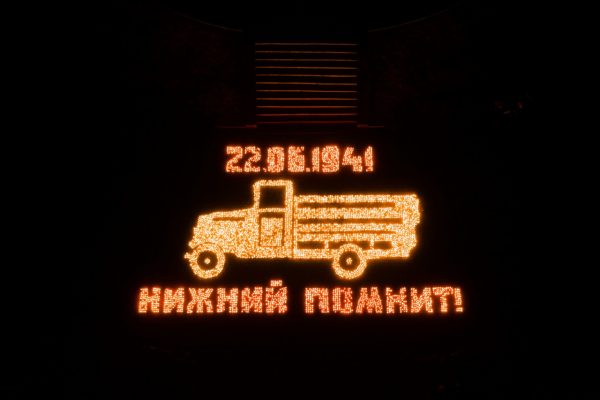 >В Нижнем Новгороде создали легендарную «полуторку» из тысяч свечей