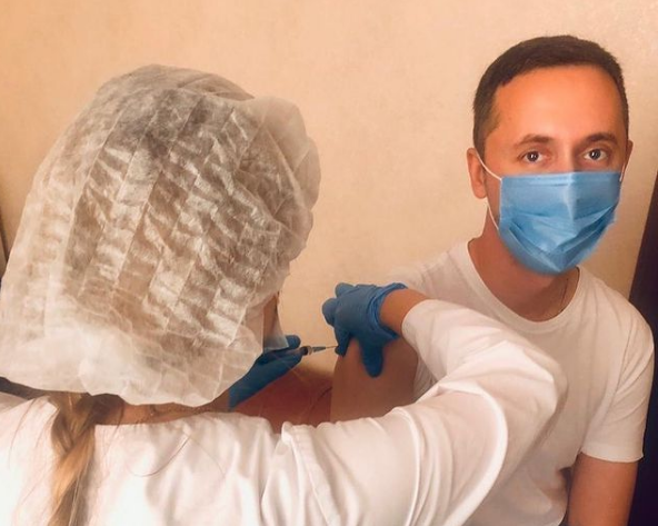 «Антител много не бывает»: Давид Мелик-Гусейнов сделал повторную прививку от коронавируса