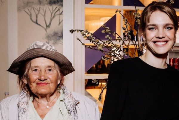 Наталья Водянова встретилась с бабунечкой в Москве на премьере «Русских каникул»