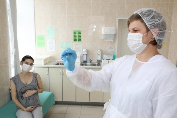 Беременные женщины смогут вакцинироваться от COVID-19 в ближайшее время