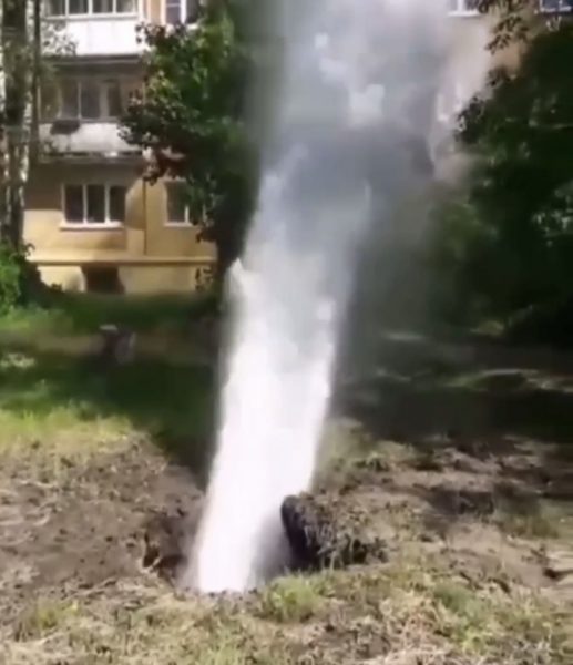 Фонтан холодной воды забил на Московском шоссе