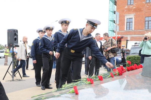 Моряки, Петр I и цветы: смотрим, как отметили день судостроителя в Нижегородской области