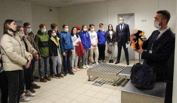 >Для воспитанников детского дома и юнармейцев организовали экскурсию в нижегородский аэропорт