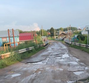 В Спасском районе дети рисуют тротуар и идеальную проезжую часть на развалинах местной дороги