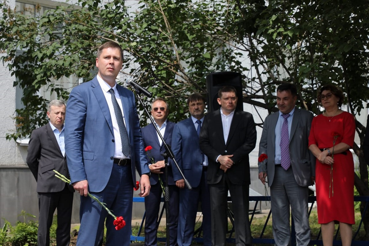 Андрей Гнеушев принял участие в церемонии открытия мемориальной доски Евгению Бушмину