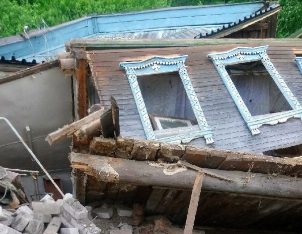 В деревне Караулово введен режим ЧС: в овраг рухнул уже третий дом