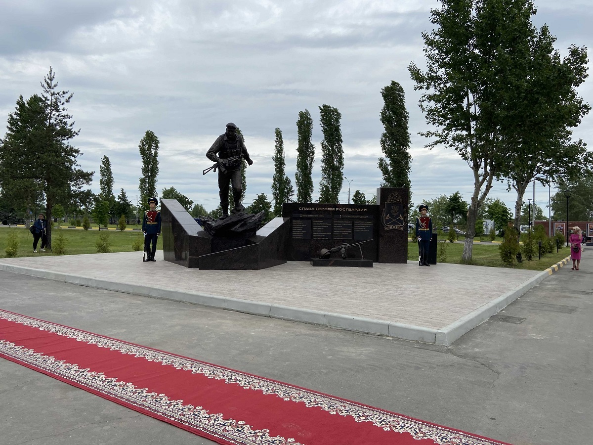 В парке Победы открыли памятник «Слава героям Росгвардии»