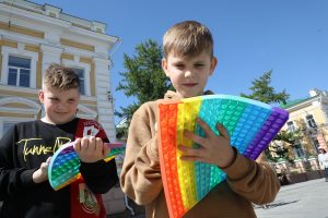 Поп-ит — новый спиннер: разбираемся, откуда берётся мода на игрушки