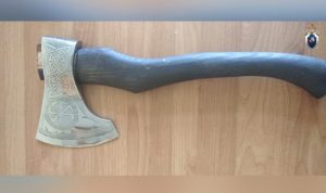 Житель Дзержинска ударил прохожего топором