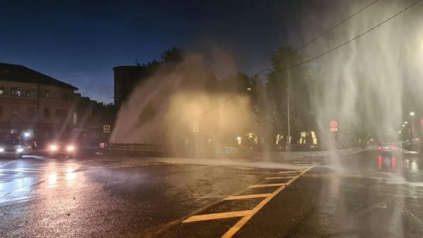 Фонтан горячей воды забил из асфальта на Звездинке