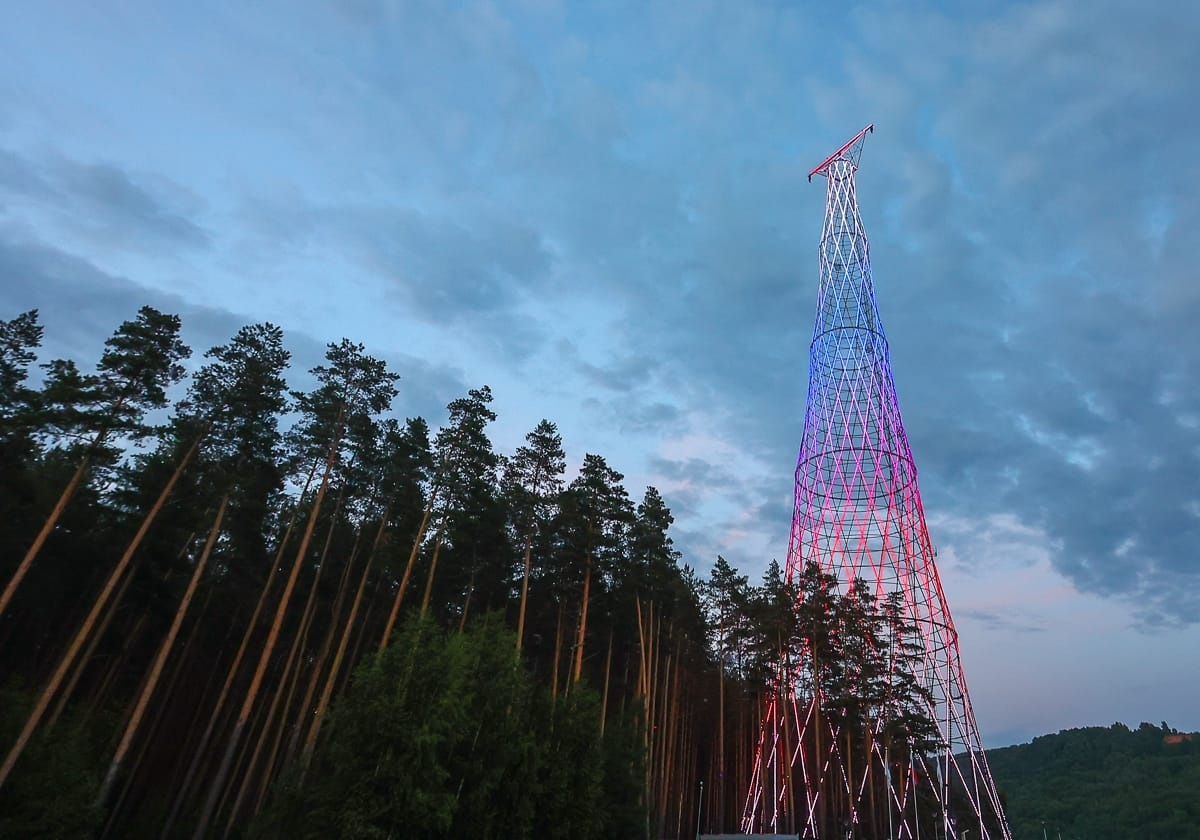 В завершение флешмоба в цвета триколора окрасилась и Шуховская башня