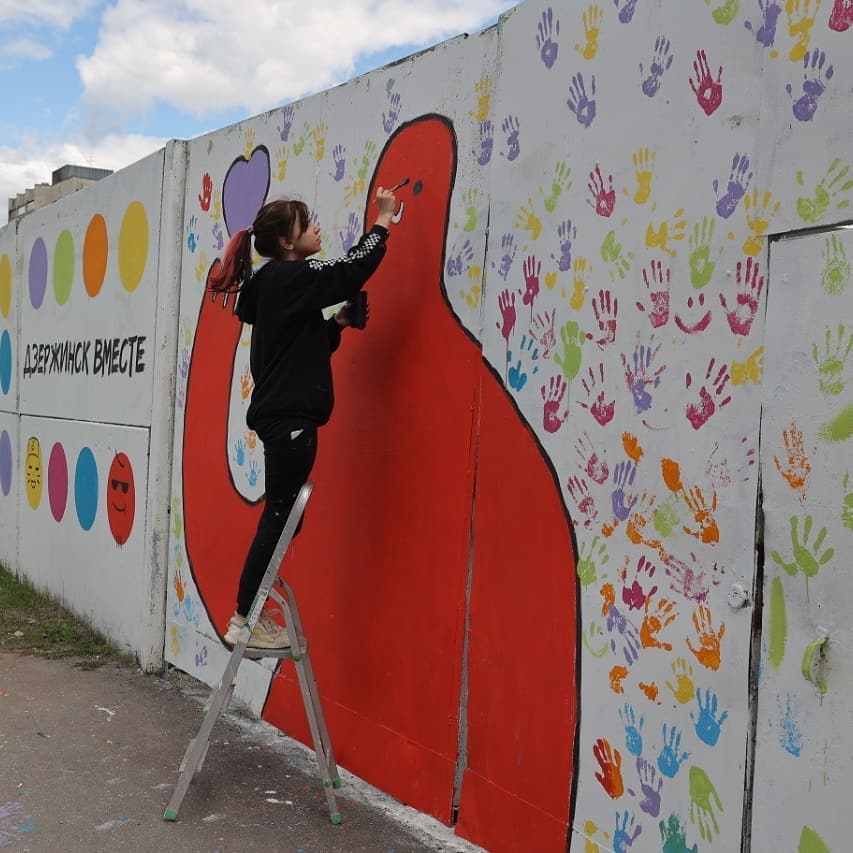 Граффити «Берегите детство» создают в Дзержинске
