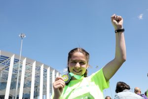 На финише «Зеленого марафона» бегунам вручали медали, воду и бананы